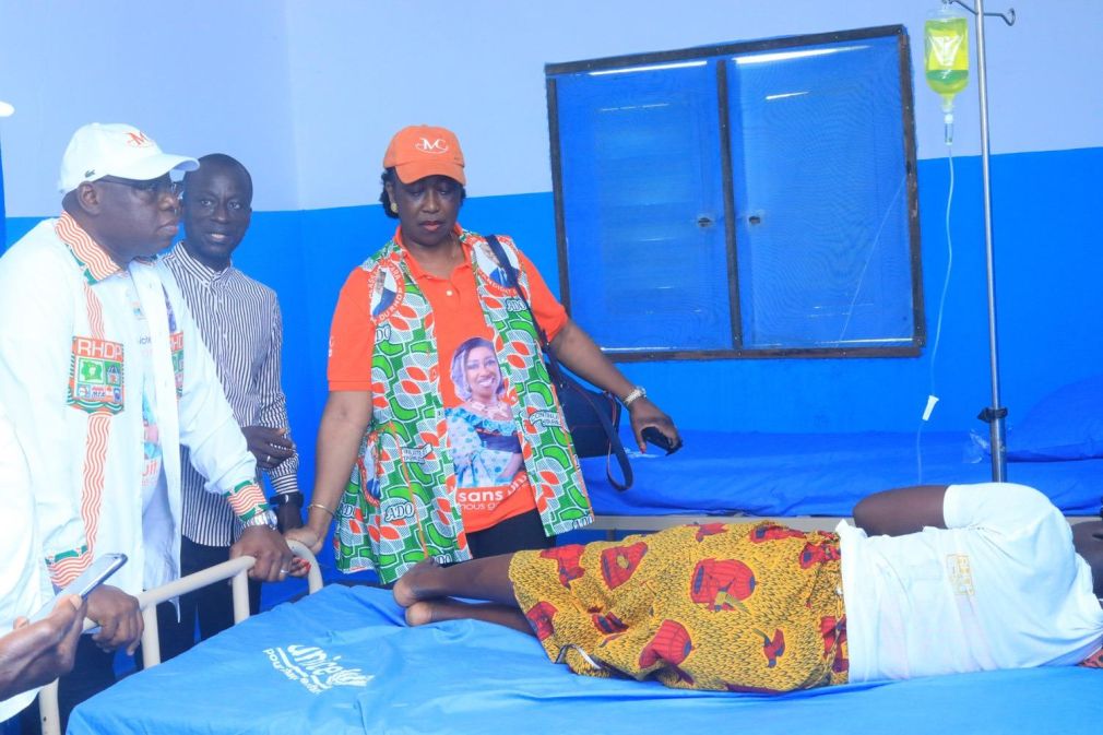 Municipales à Kaniasso / Chantal Fanny apporte son réconfort aux malade et promet d’améliorer les services de l’hôpital général
