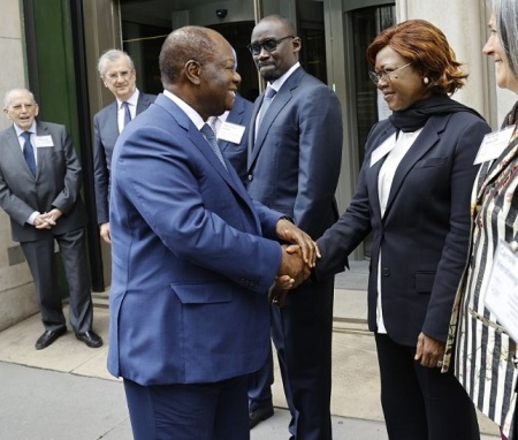 lA Ministre du ^plan et du développement Kaba Nialé , saluant le président de la République Alassane Ouattara 