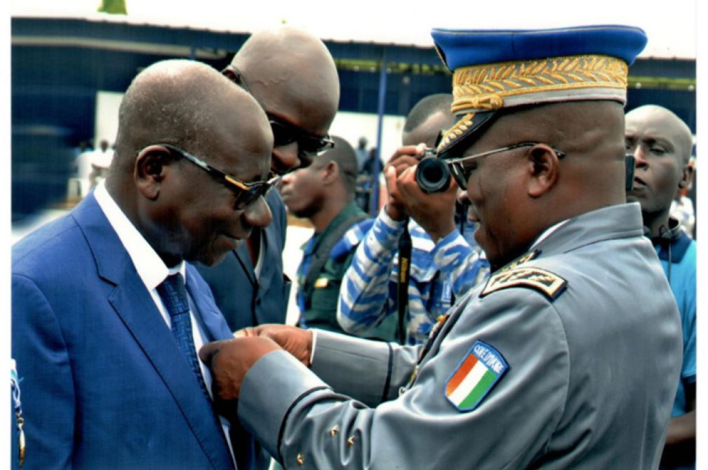 Pour ses actions patriotiques  en faveur des gendarmes / OUATTARA Sié Abou, DG des Impôts décoré dans l’ordre du mérite de la Gendarmerie Nationale