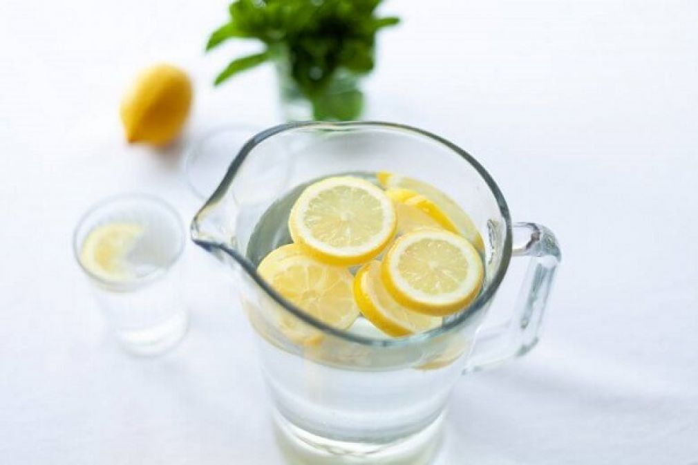 Voici pourquoi vous devriez boire de l’eau citronnée tous les jours